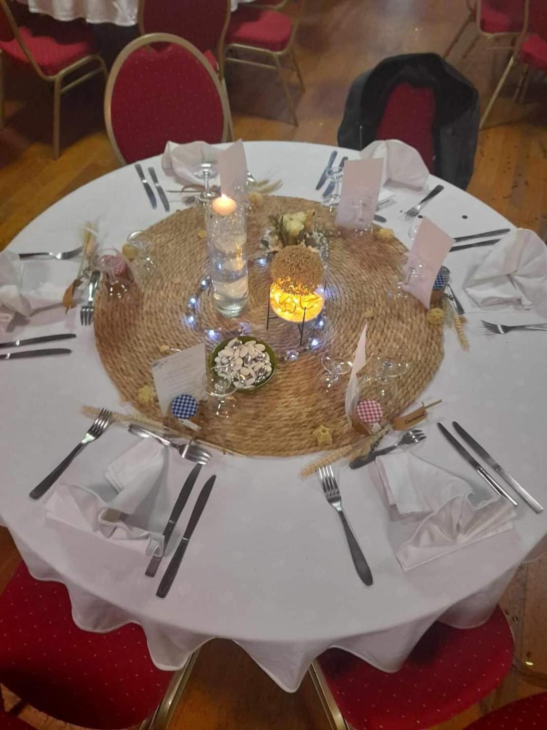 Hotel Restaurant Le Cygne Conches-en-Ouche 외부 사진