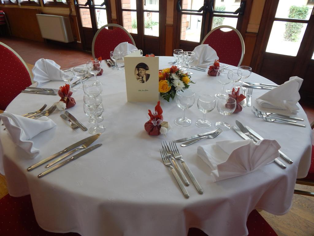 Hotel Restaurant Le Cygne Conches-en-Ouche 외부 사진